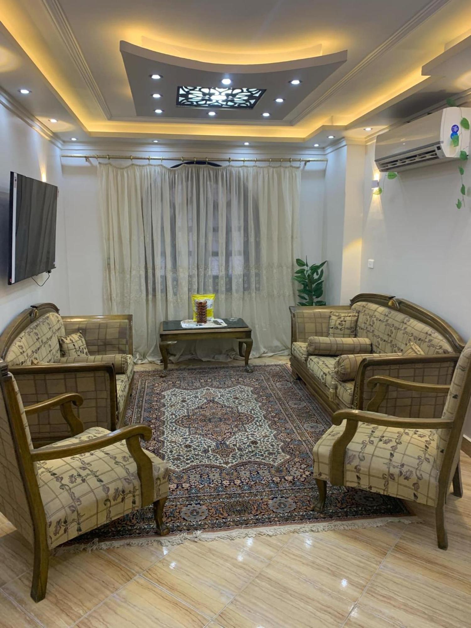 Privatunterkunft In Modern 2 Bedroom Flat With 3acs, 2flat Screen Tvs, Free Wi-fi Large Balcony In The Heart Of